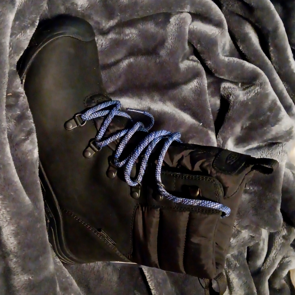 KEEN BOOTS BRAND NEW SZ 7